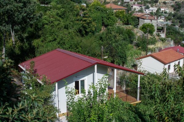 ετοιμοπαράδοτες προκατασκευασμένες μεταφερόμενες μεταλλικές μόνιμες κατοικίες στην Κύπρο - ΕΛΥΜΕΤ